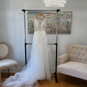 Brand new wedding dress (never worn)